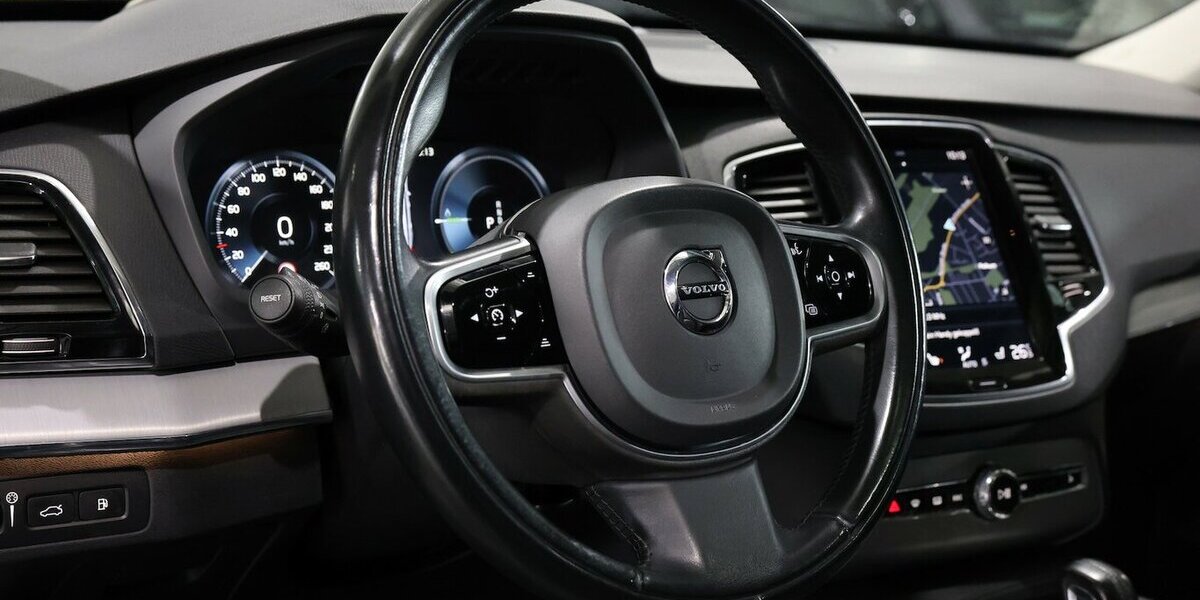 Volvo XC90 T8 P-HEV AWD EXPRESSION R-DESIGN / 7-SITZER 143.000 km 36.777 &euro; Hamm 59077