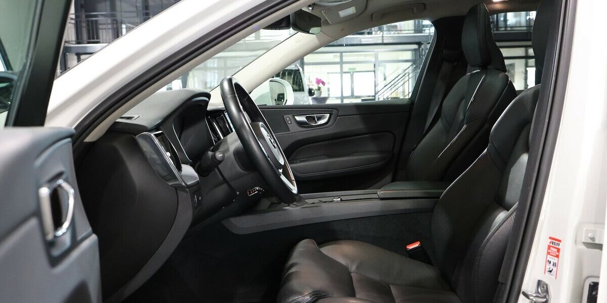 Volvo XC60 D4 MOMENTUM PRO / PANORAMA, MATRIX-LED 130.000 km 26.777 &euro; Hamm 59077