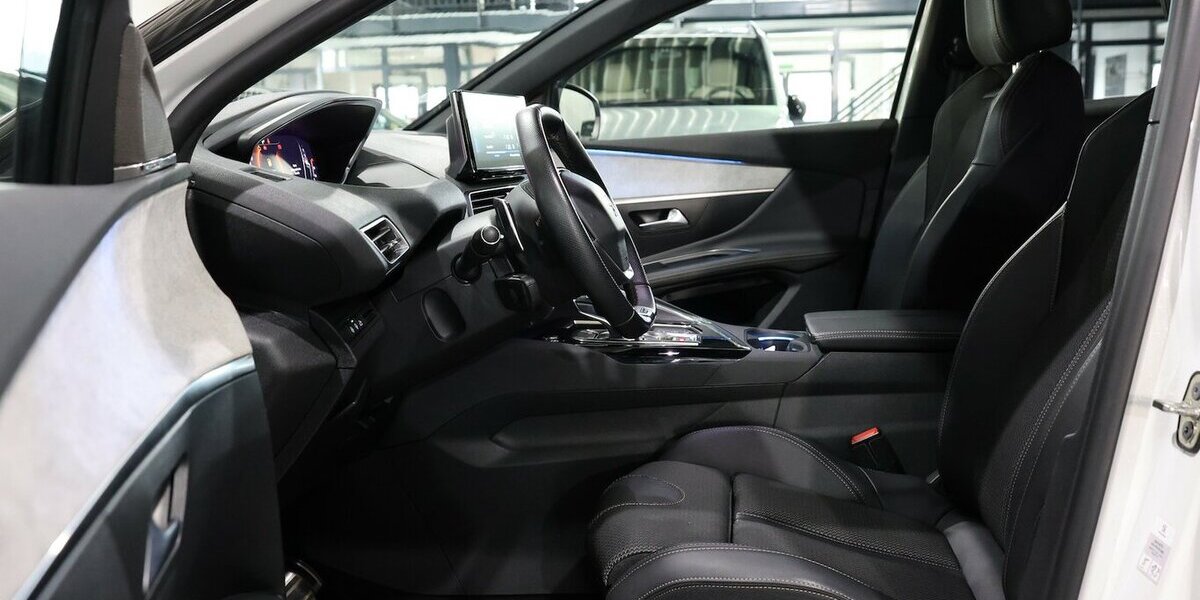 Peugeot 3008 BLUE-HDI GT-SPORT / WHITE & BLACK / SCHÖN 56.000 km 22.991 &euro; Hamm 59077