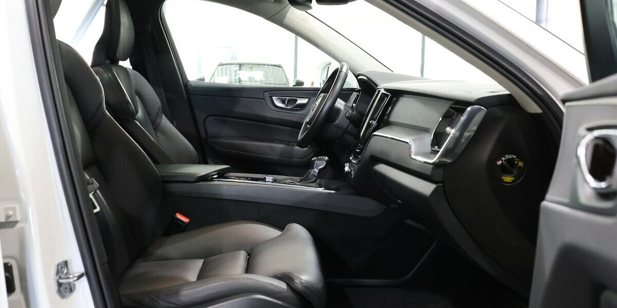 Volvo XC60 D4 MOMENTUM PRO / PANORAMA, MATRIX-LED 130.000 km 26.777 &euro; Hamm 59077