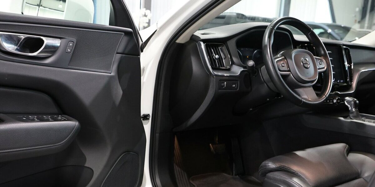 Volvo XC60 D4 MOMENTUM PRO / PANORAMA, MATRIX-LED 130.000 km 26.777 &euro; Hamm 59077