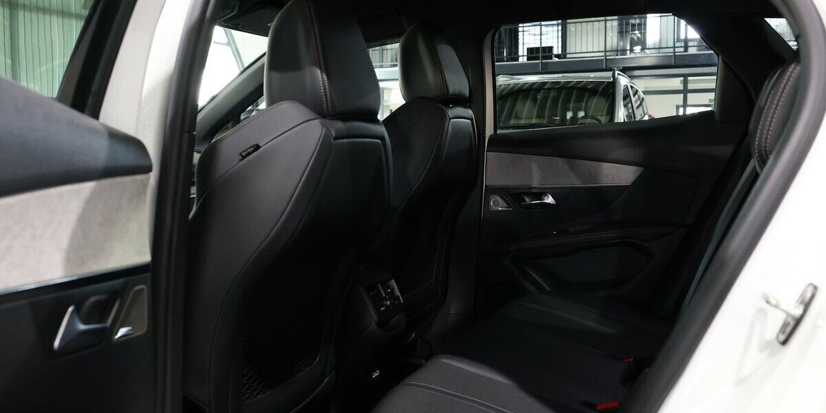 Peugeot 3008 BLUE-HDI GT-SPORT / WHITE & BLACK / SCHÖN 56.000 km 22.991 &euro; Hamm 59077