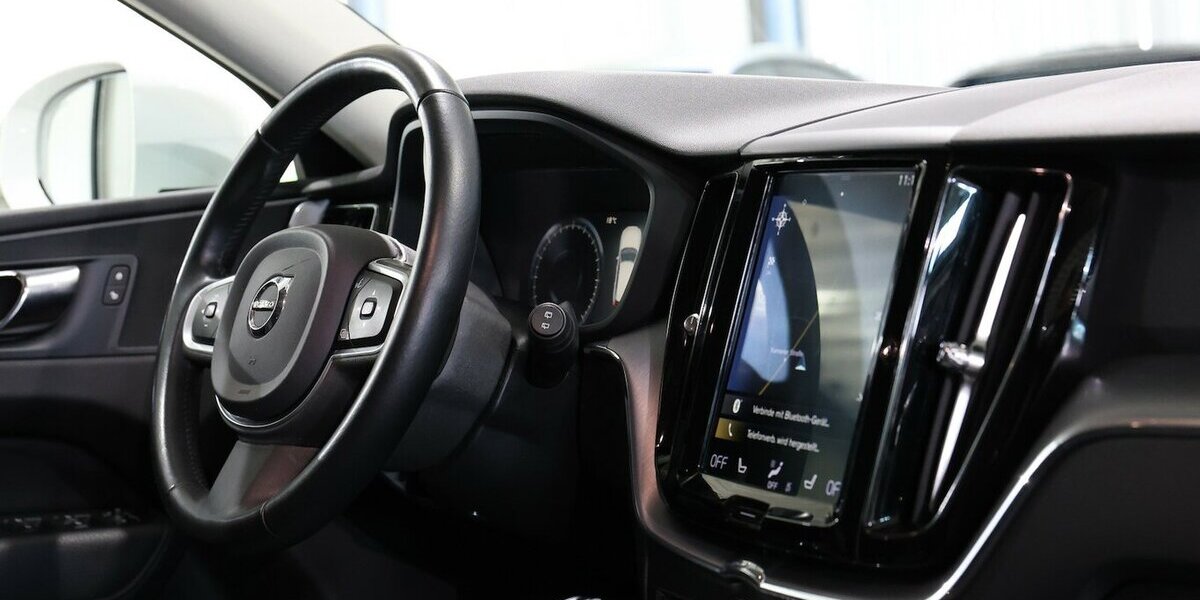 Volvo XC60 D4 MOMENTUM PRO / PANORAMA, MATRIX-LED 130.000 km 26.777 &euro; Hamm 59077
