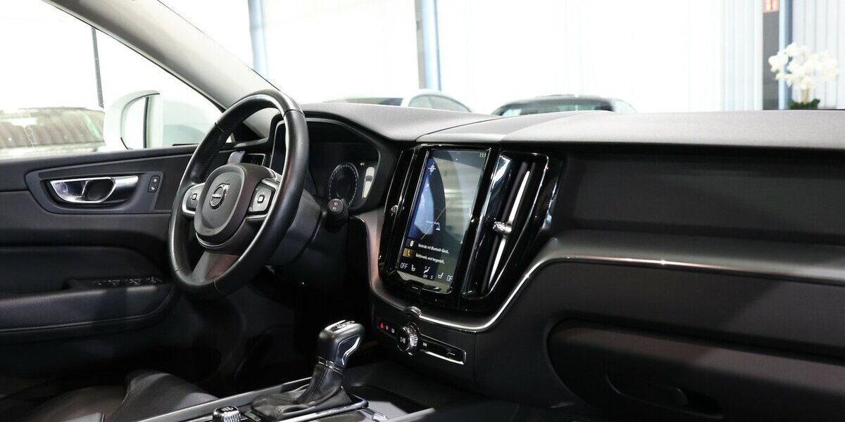 Volvo XC60 D4 MOMENTUM PRO / PANORAMA, MATRIX-LED 130.000 km 26.777 &euro; Hamm 59077