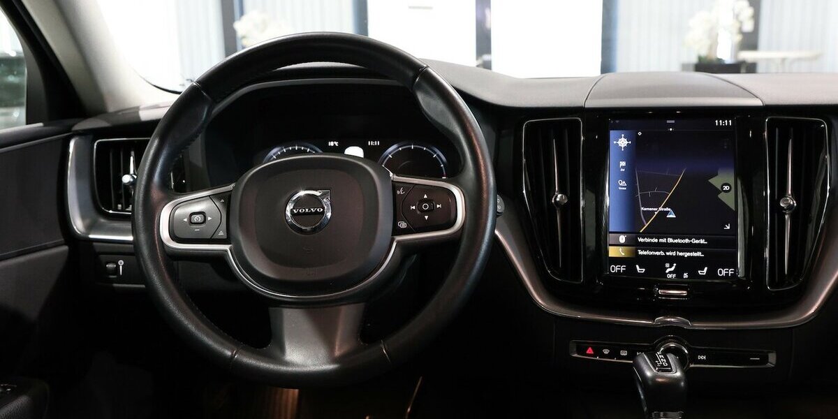 Volvo XC60 D4 MOMENTUM PRO / PANORAMA, MATRIX-LED 130.000 km 26.777 &euro; Hamm 59077