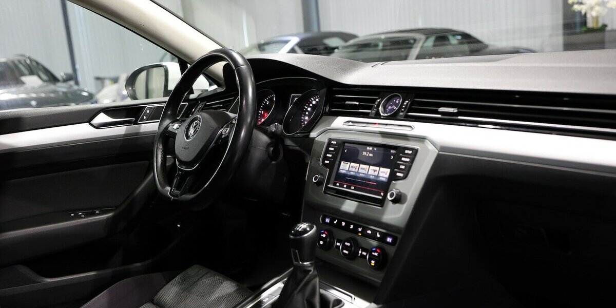 VW Passat 1.6 TDI Comfortline WHITE / MASSAGE+SHZ 176.000 km 10.444 &euro; Hamm 59077