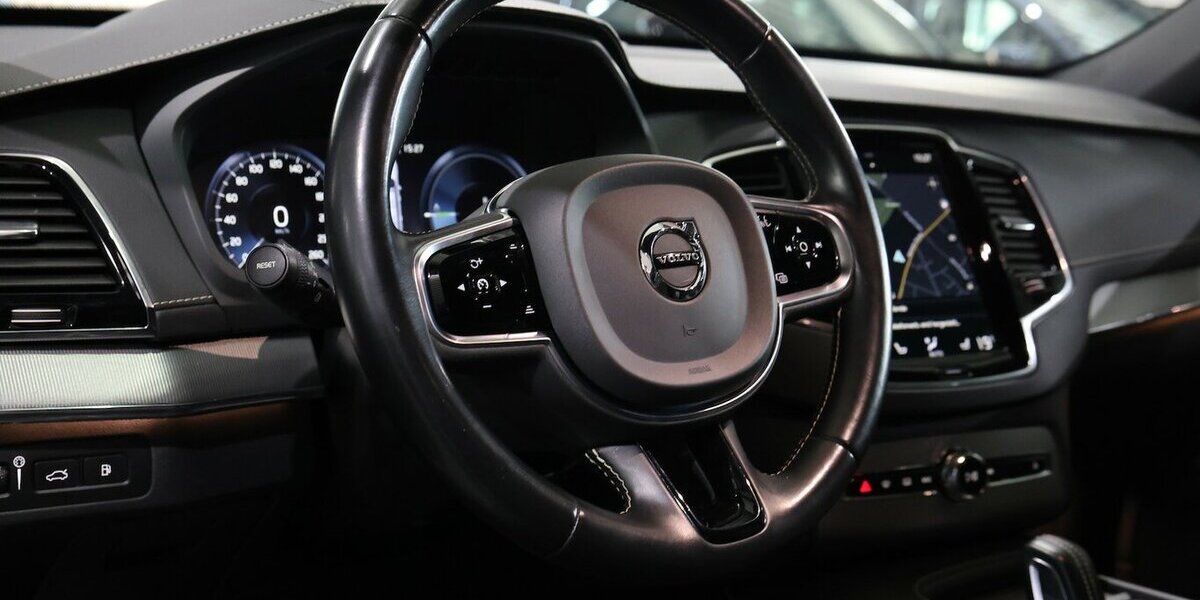 Volvo XC90 RECHARGE P-HEV AWD R-DESIGN SPORT 7-SITZER 137.000 km 36.991 &euro; Hamm 59077