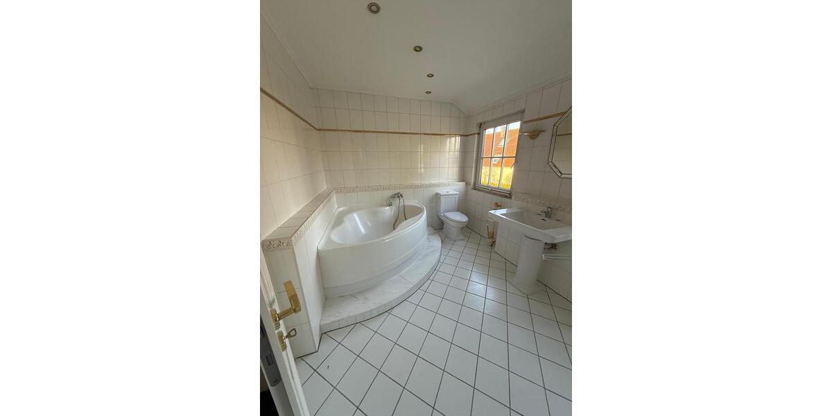 Doppelhaushälfte Soest - 6 Zimmer, 200 m&sup2;, 2.400&euro; | Angebot:25857395