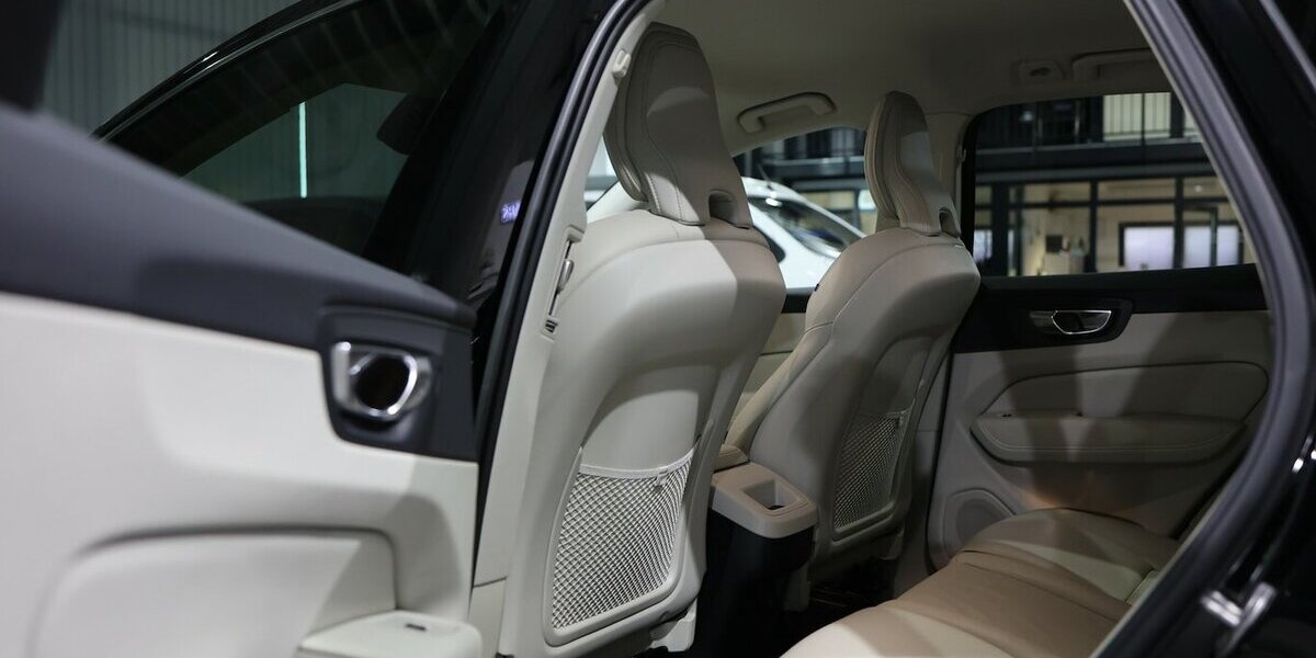 Volvo XC60 B4 AWD PLUS-BRIGHT BLACK & BEIGE / SCHÖN 94.000 km 30.444 &euro; Hamm 59077
