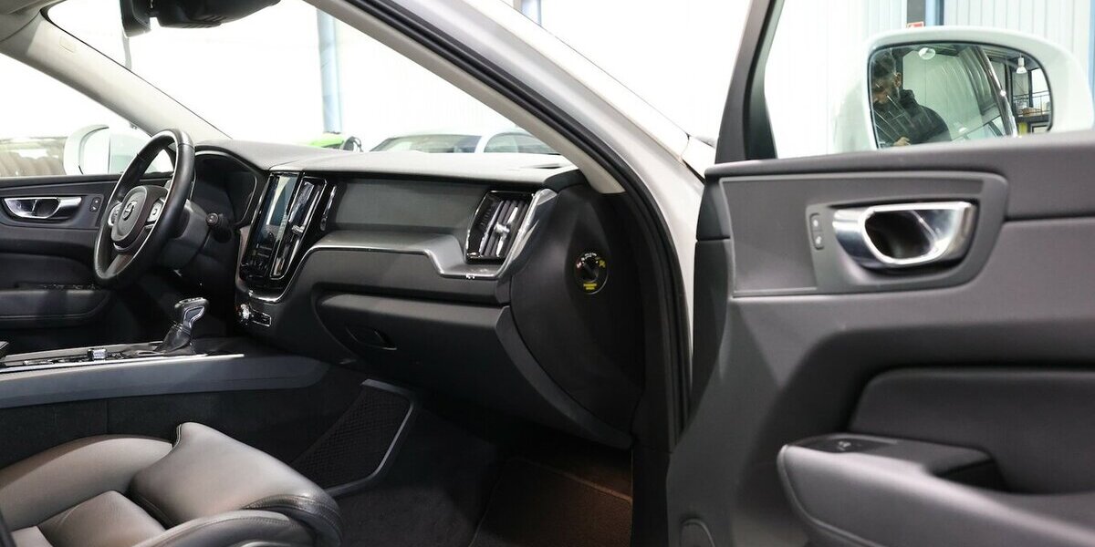 Volvo XC60 D4 MOMENTUM PRO / PANORAMA, MATRIX-LED 130.000 km 26.777 &euro; Hamm 59077