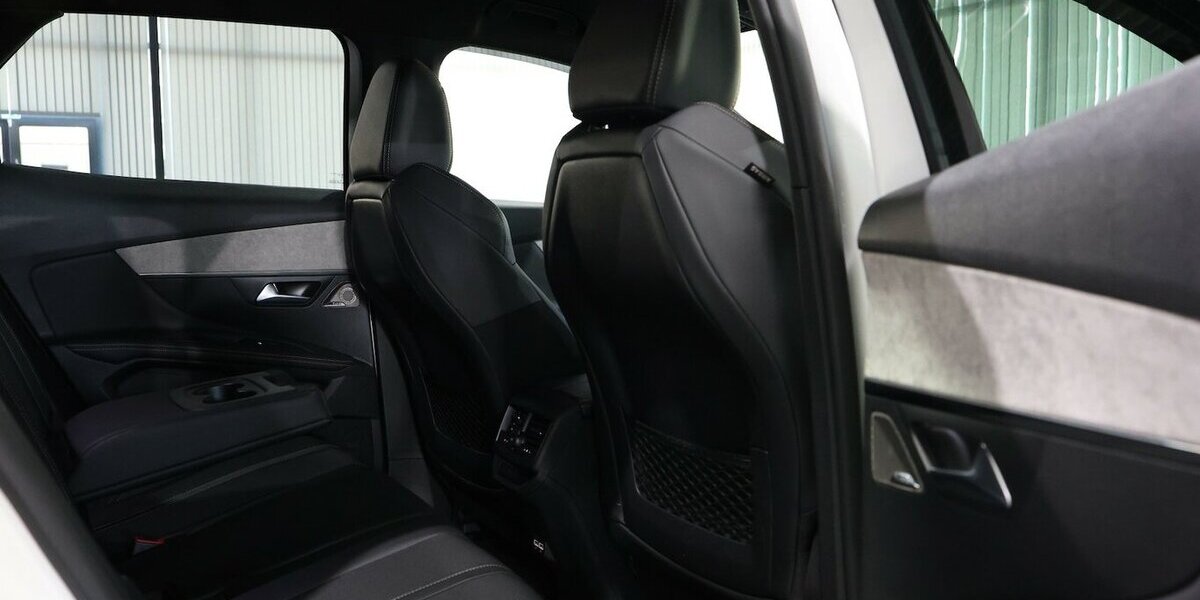 Peugeot 3008 BLUE-HDI GT-SPORT / WHITE & BLACK / SCHÖN 56.000 km 22.991 &euro; Hamm 59077