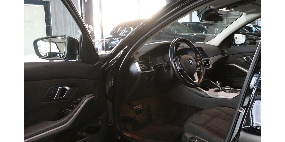 BMW 330d Touring ADVANTAGE / LED / LIVE+NAVI+ 149.000 km 21.993 &euro; Hamm 59077