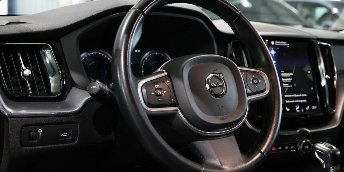 Volvo XC60 D4 MOMENTUM PRO / PANORAMA, MATRIX-LED 130.000 km 26.777 &euro; Hamm 59077
