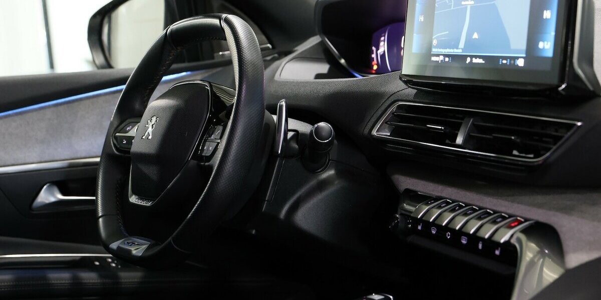 Peugeot 3008 BLUE-HDI GT-SPORT / WHITE & BLACK / SCHÖN 56.000 km 22.991 &euro; Hamm 59077