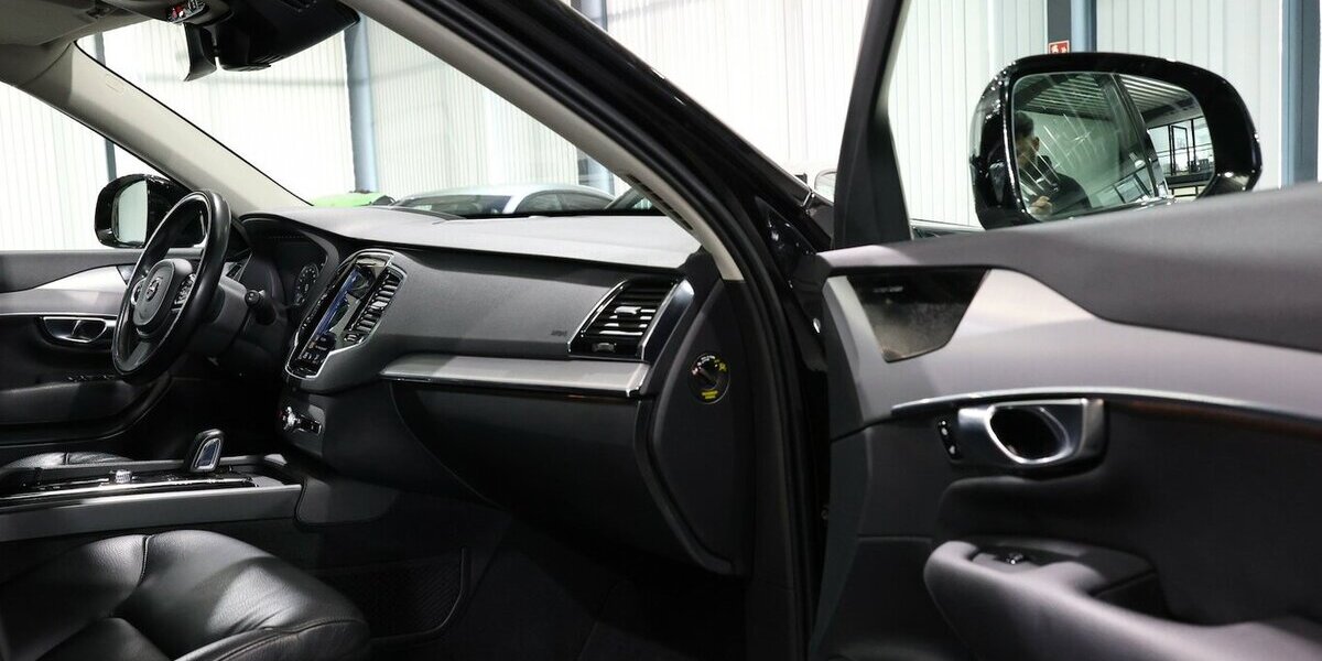 Volvo XC90 T8 P-HEV AWD EXPRESSION R-DESIGN / 7-SITZER 143.000 km 36.777 &euro; Hamm 59077