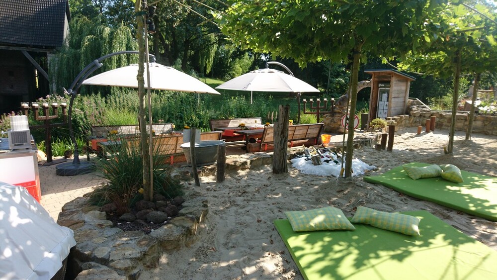 Exklusiv und außergewöhnlich: Anwesen direkt am Axtbach mit Beach und Erdmännchen (-gehege) - Anwesen Herzebrock-Clarholz Clarholz | Angebot:23407269