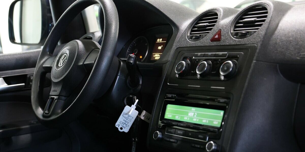 VW Caddy Kombi 1.6 TDI / 5-SITZER / -OPTIK / AHK 128.000 km 13.444 &euro; Hamm 59077