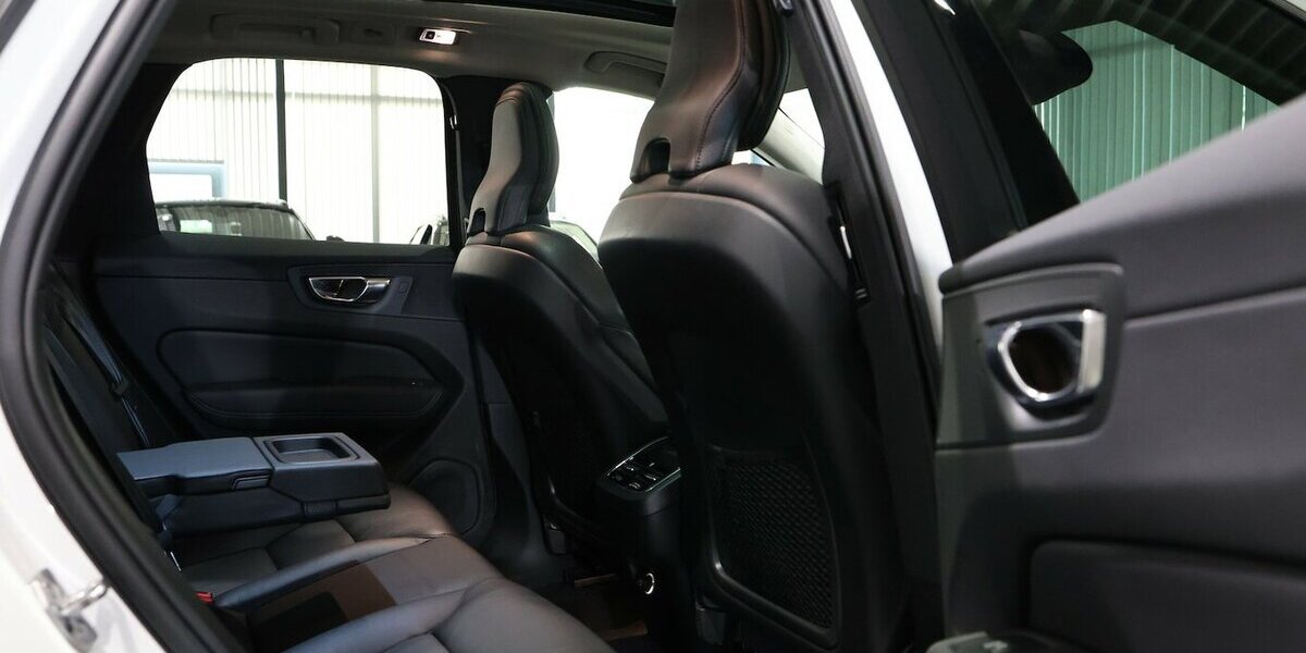 Volvo XC60 D4 MOMENTUM PRO / PANORAMA, MATRIX-LED 130.000 km 26.777 &euro; Hamm 59077