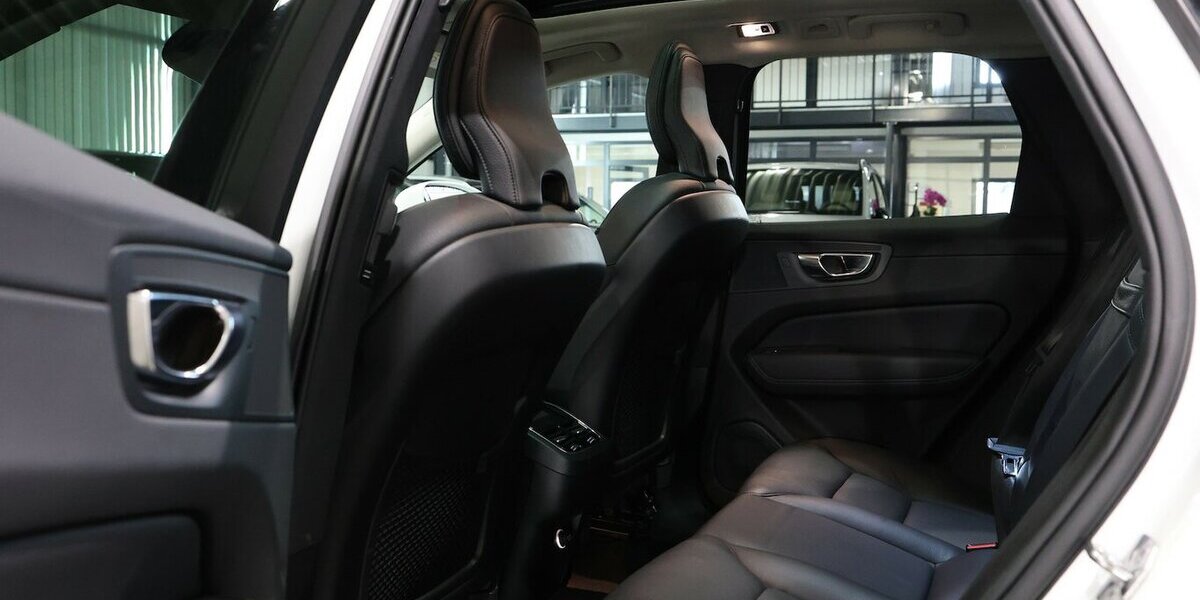 Volvo XC60 D4 MOMENTUM PRO / PANORAMA, MATRIX-LED 130.000 km 26.777 &euro; Hamm 59077