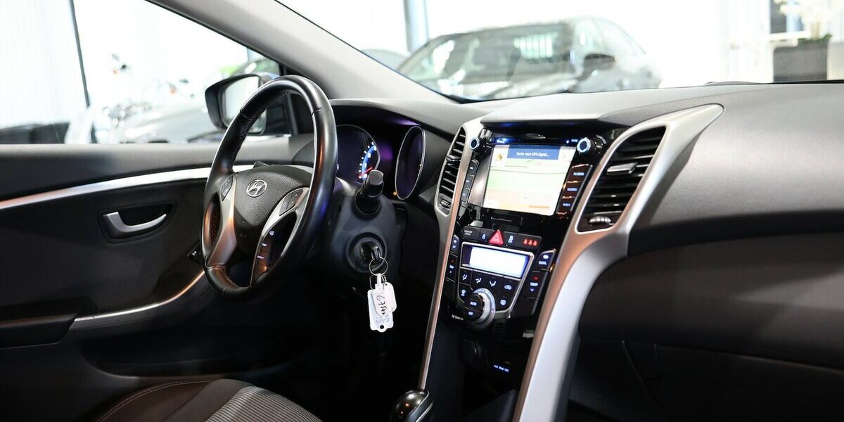 Hyundai i30 1.6 T-GDI STYLE / AUTOMATIK / NAVI+KAMERA 78.000 km 13.777 &euro; Hamm 59077