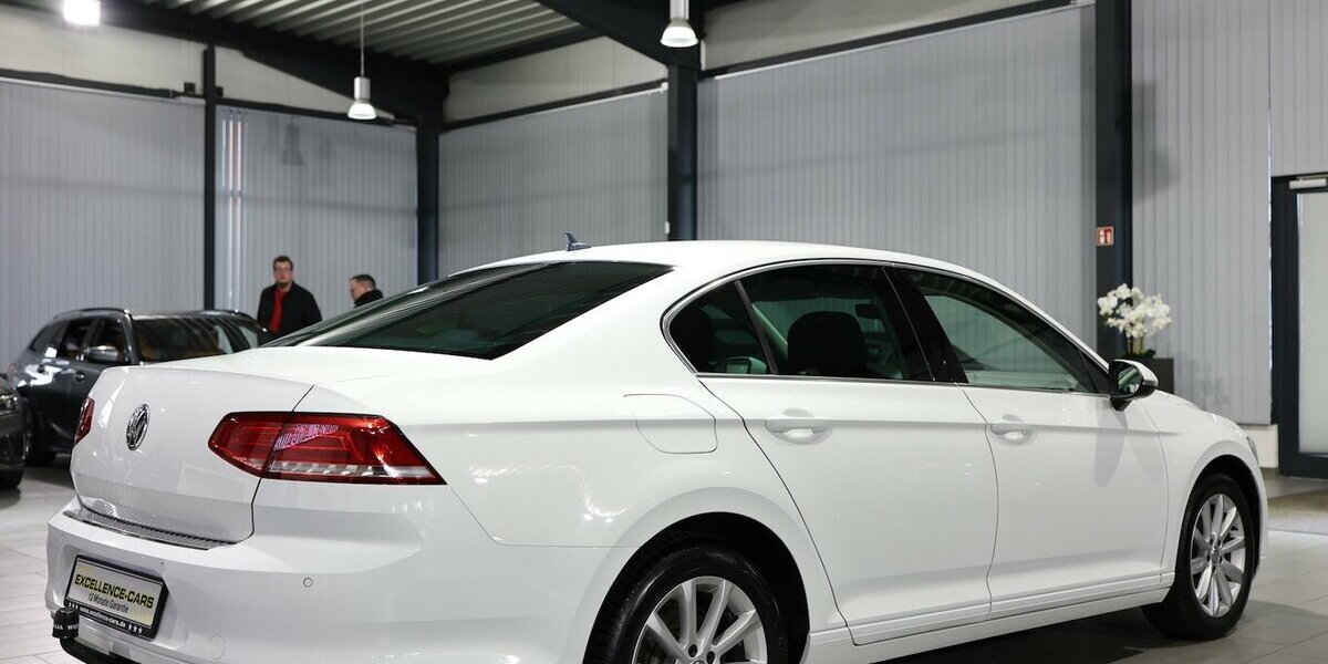 VW Passat 1.6 TDI Comfortline WHITE / MASSAGE+SHZ 176.000 km 10.444 &euro; Hamm 59077