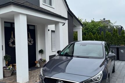Hyundai i30 28.085 km 17.300 &euro; Hamm 59067