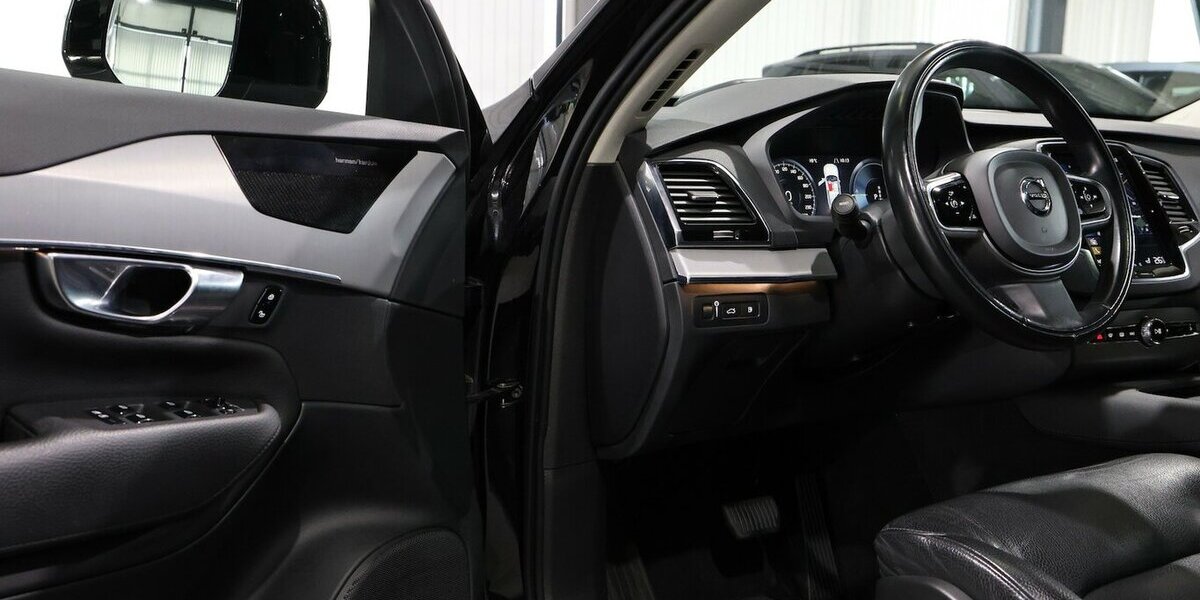 Volvo XC90 T8 P-HEV AWD EXPRESSION R-DESIGN / 7-SITZER 143.000 km 36.777 &euro; Hamm 59077