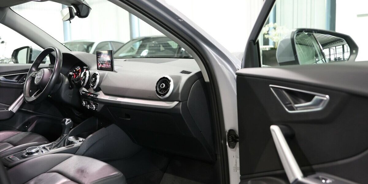 Audi Q2 35 TFSI ADVANCED SILVER & BLACK / LED, LEDER 97.000 km 20.992 &euro; Hamm 59077